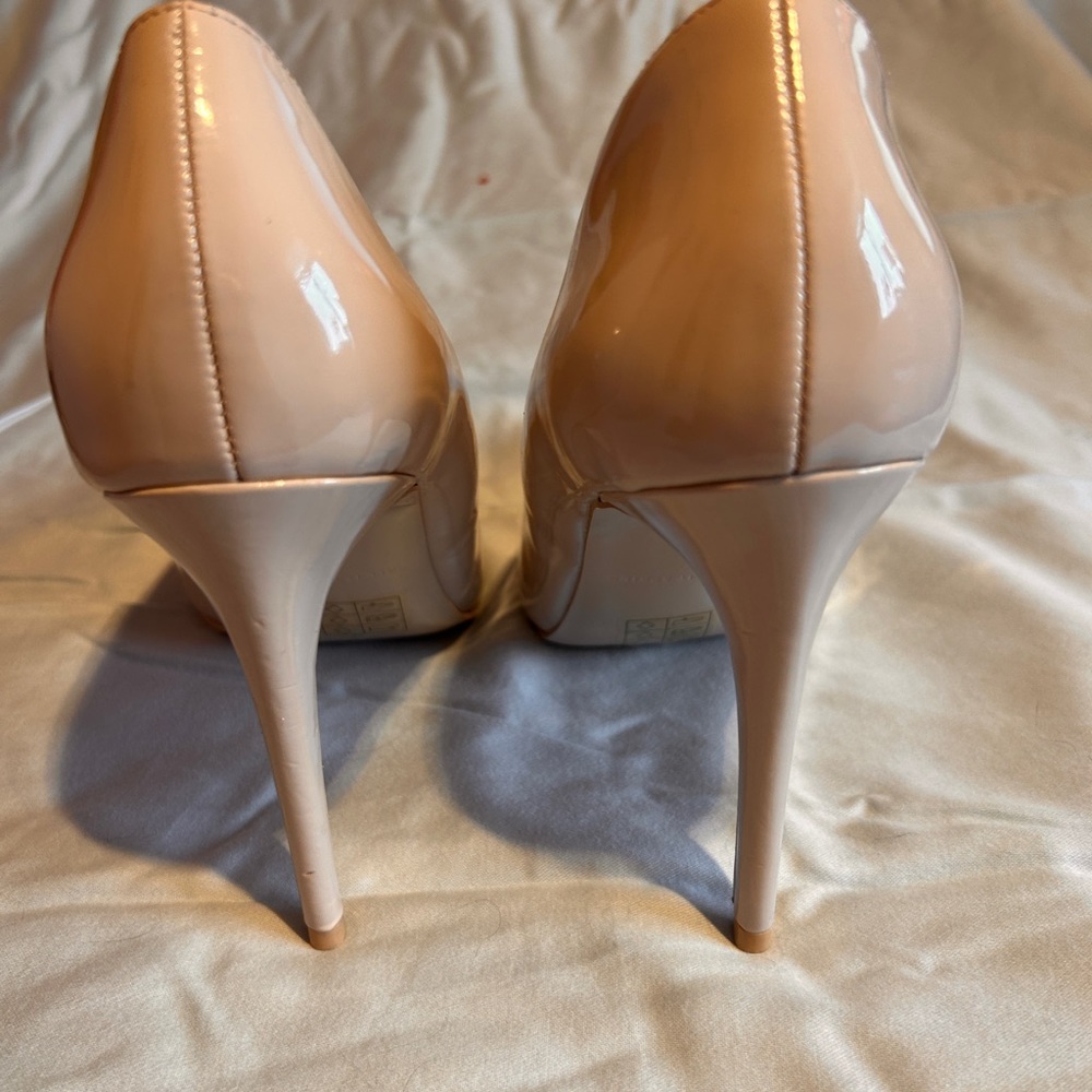 Classical pumps for an elegant executive